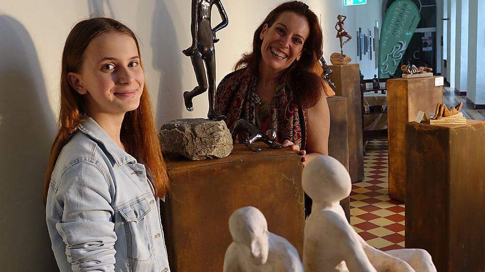 Sarah Kettner (rechts) und Laura Dreer bei der Skulpturenausstellung in Mautern