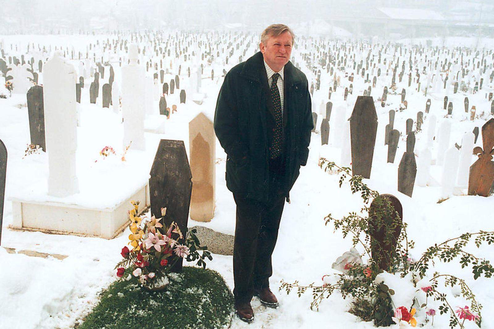 Vom Krieg gezeichnet: Ivica Osim auf einem Friedhof in Sarajevo