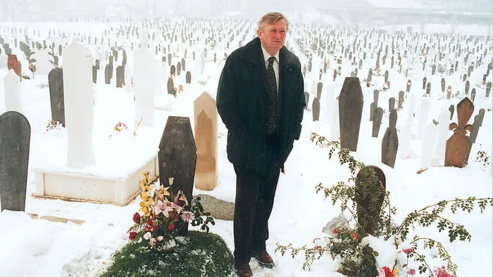 Vom Krieg gezeichnet: Ivica Osim auf einem Friedhof in Sarajevo