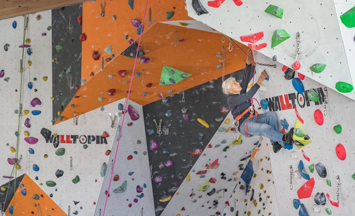 Maria Kittl hält sich auch mit fast 95 Jahren noch fit: In der Kletterhalle ...