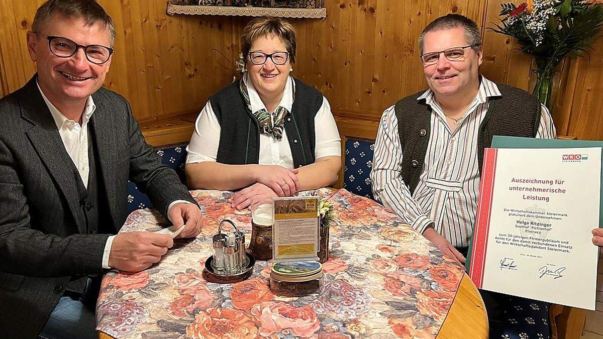 Helga und Herbert Ritzinger wurden kürzlich auch von der Wirtschaftskammer geehrt, Markus Pump (l.) überbrachte die Urkunde