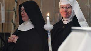 Schwester Maria Pia (rechts) bei ihrer Einkleidung in der Klosterkirche Reutberg