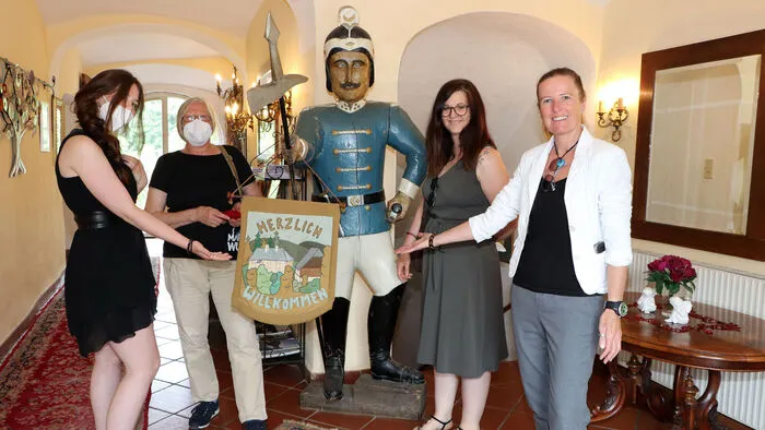 Herzliche Berüßung im Schloß Albeck von Links: Marie Pirolt, Traudi Strauß, Martina Pirolt und Alexandra Strauß.