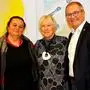 Künstlerin Herta Angerer (Mitte) mit Laudatorin Franziska Pirstinger und Bürgermeister Bernd Osprian