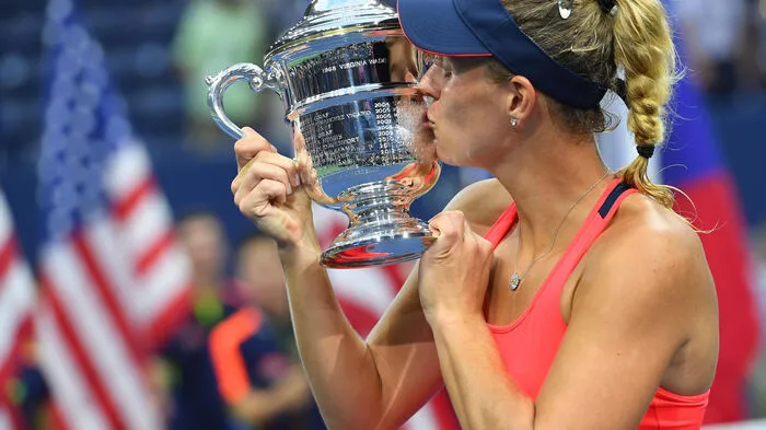 Ein Bussi für den Pokal! Angelique Kerber krönte sich erstmals zur Siegerin der US Open.