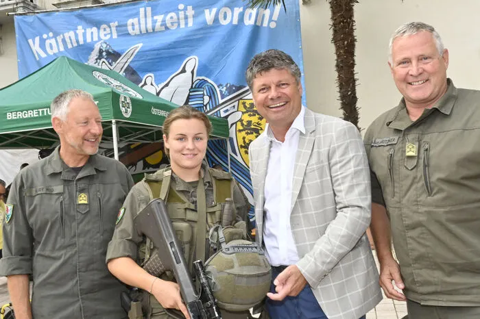 Spittaler Kommandant des JgBaon 26 Oberst Rudolf Kury, Katharina Gappmayer mit Bürgermeister Gerhard Pirih und Oberst Gerhard Gritzner vom Militärkommando Kärnten.