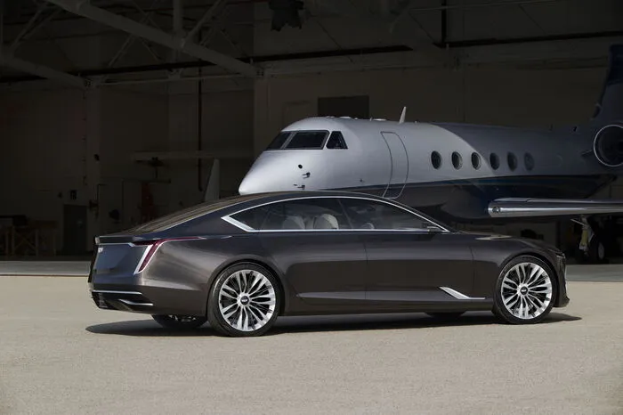Die große viertürige Limousine verfügt über ein geräumiges Fließheck-Design, bei einer Gesamtlänge von 5,34 Metern ist der Escala um etwa 0,15 Meter länger als das aktuelle Flaggschiff CT6.