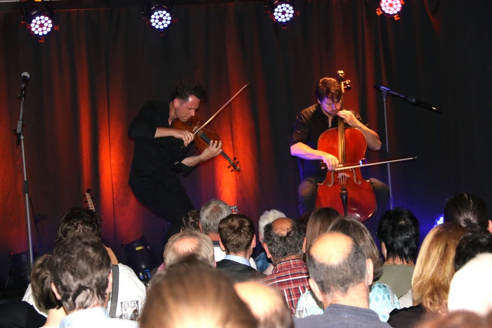 Mit Spontanität und Improvisation der Jazzästhetik verbinden sie intim groovende bis hin zu kraftvoll rockenden Elementen.
