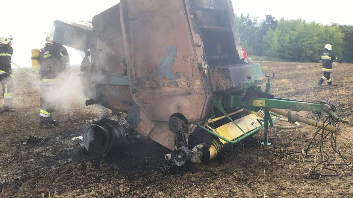 Der Traktorfahrer konnte das Gerät rechtzeitig abhängen und das Feld verlassen bevor dieses ebenfalls zu brennen begann