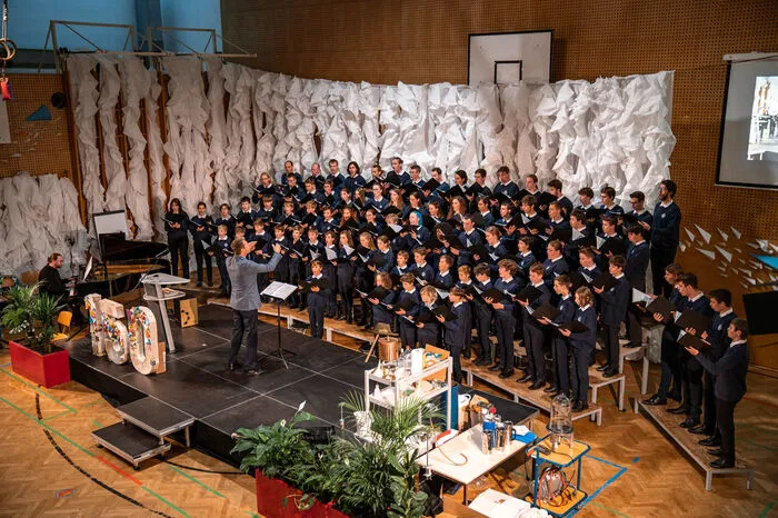 Einen großen Teil des musikalischen Programms bestritten die bekannten Keplerspatzen. 174 Sängerinnen und Sänger sind derzeit in dem Schulchor aktiv, den es schon mehr als fünf Jahrzehnte gibt.