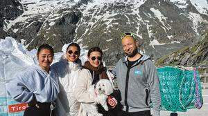 Djanel, Anna Maria, Janelyn und Bernd und Hund Haku bei der Eindeckung der Oberwalder Hütte