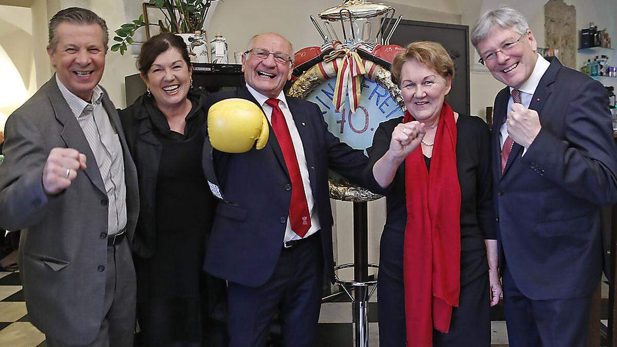 Olympiasieger Karl Schnabl, Uli Wehr (l.) und Peter Kaiser (r.) gratulierten &quot;Tiger&quot; Pachler mit Frau zu seinem 70. Geburtstag