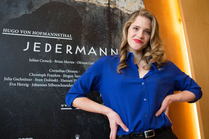 ... Die 25-jährige Oberösterreicherin hatte davor erst wenige Auftritte auf Theaterbühnen oder in Filmproduktionen ...  
