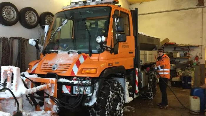 Radmer: Gemeindearbeiter Andreas Helm (auch Ortsstellenleiter der Bergrettung) tankt Diesel in den Unimog. Bis Montag ist die Dieselversorgung in der von der Außenwelt abgeschnittenen Gemeinde noch gesichert