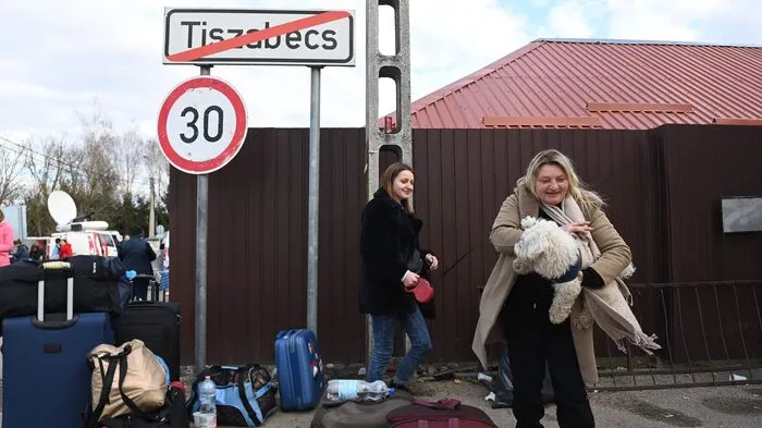 Schon mehr als 1,5 Millionen Ukrainer sind auf der Flucht. Viele, die alles verloren haben und nun nicht wissen wohin. Und viele Menschen haben ihre Haustiere mit dabei. 