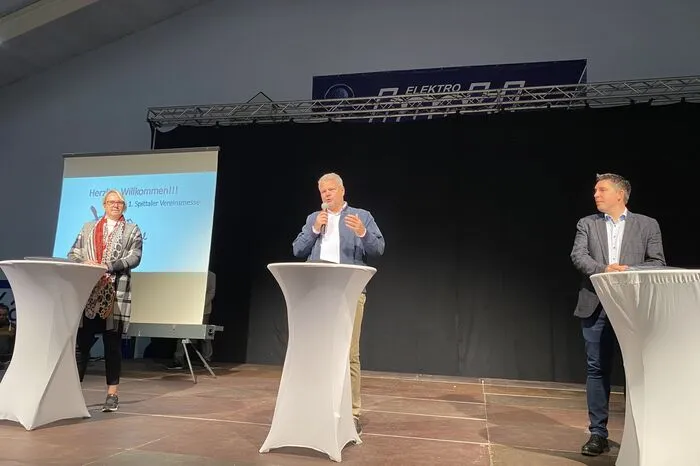 Bürgermeister Gerhard Köfer eröffnete die erstmalige Vereinsmesse mit den Stadträten Almut Smoliner und Christoph Staudacher