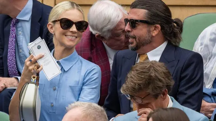 Hätten sie den Leadsänger der Foo Fighters so herausgeputzt erkannt? Dave Grohl erscheint an Tag zwei von Wimbledon im schicken Anzug an der Seite seiner Frau Jordyn Blum