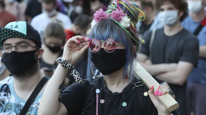 Am Samstag gingen vor dem Kulturpalast in der polnischen Hauptstadt erneut mehrere tausend Menschen mit Regenbogen-Flaggen und -Schirmen auf die Straße.