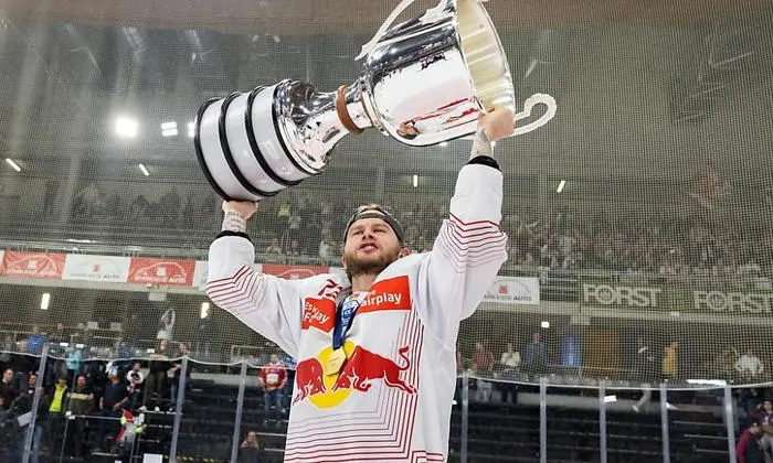 Nicolai Meyer (EC RB Salzburg) mit dem Pokal während der Meisterfeier nach dem ICE Eishockey Finale zwischen HCB Südtirol Alperia und EC Red Bull Salzburg, am Freitag 21. April 2023 in Bozen.