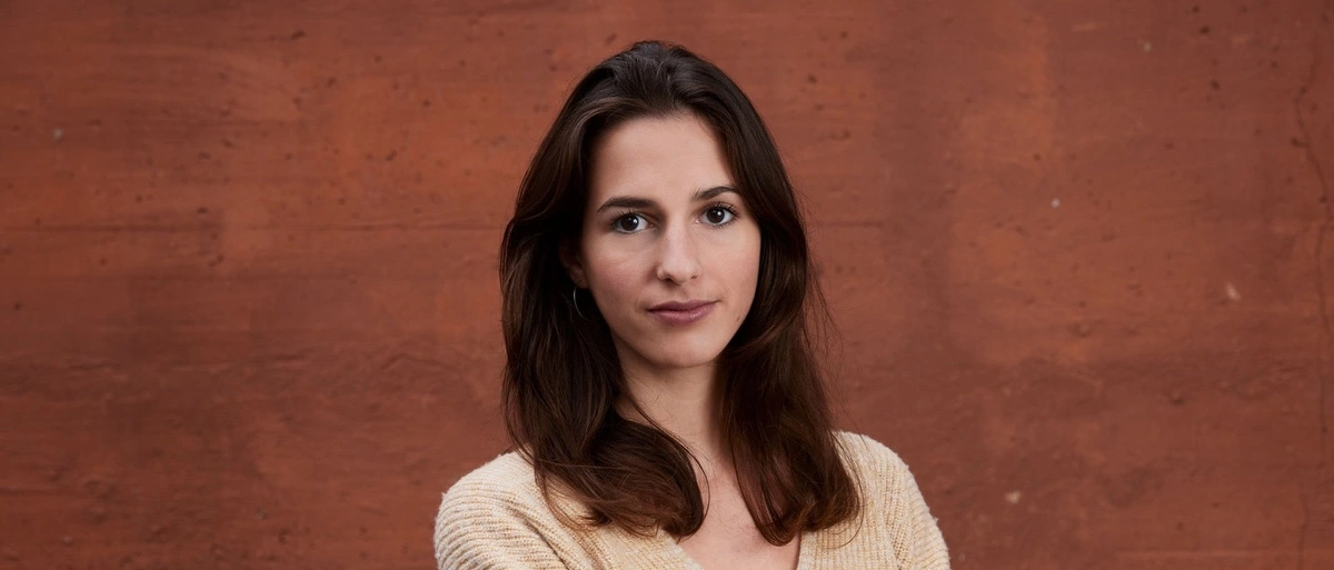 Anna Majcan, Vorsitzende des Grazer Frauenrats, mit Blick in die Kamera und verschränkten Händen