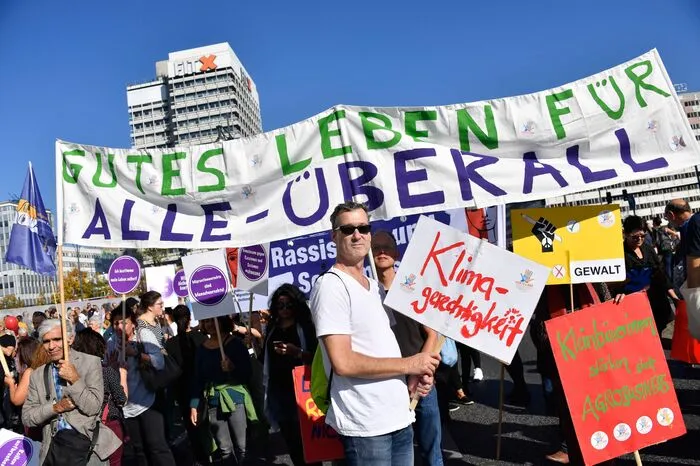 Als die Demonstrationsspitze auf ihrem Weg bereits das Brandenburger Tor erreicht hatte, standen die letzten Teilnehmer noch auf dem gut zwei Kilometer entfernten Alexanderplatz. Ziel war die Siegessäule im Tiergarten, wo die Abschlusskundgebung mit Auftritten verschiedener Musiker stattfinden sollte.