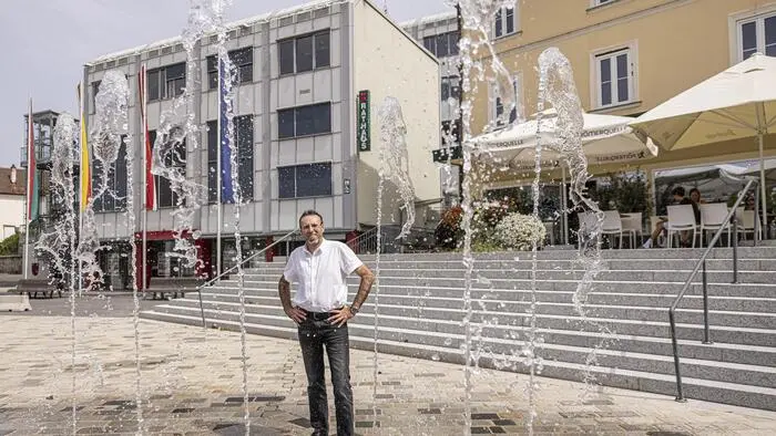 Ferlachs Bürgermeister Christian Gamsler (SPÖ) bei einem Fototermin anlässlich des Rekordsommers in seiner Gemeinde. Nun kämpft Ferlach mit einer Verunreinigung des Trinkwassers