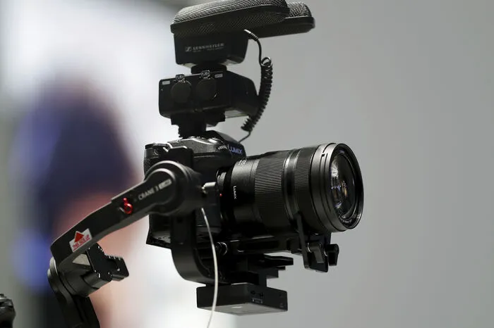 Die Kamera Sony Lumix richtet sich an semi-professionelle Fotografie-Fans.