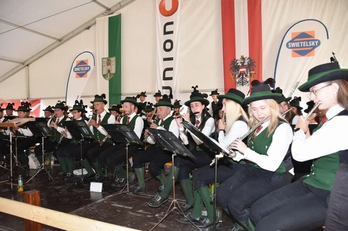 Die Feierlichkeiten haben am Freitag begonnen, am Samstag waren über den Tag hindurch sportliche Bewerbe am Festprogramm, ehe am Abend die Unterhaltung im Festzelt rund 2000 Besucher anlockte.