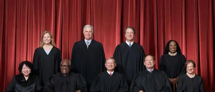 Die aktuellen US-Höchstrichter von links hinten: Amy Coney Barrett, Neil Gorsuch, Brett Kavanaugh, Ketanji Brown Jackson; von links vorne: Sonia Sotomayor, Clarence Thomas, John Roberts, Samuel Alito, Elena Kagan