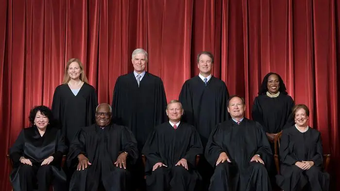Die aktuellen US-Höchstrichter von links hinten: Amy Coney Barrett, Neil Gorsuch, Brett Kavanaugh, Ketanji Brown Jackson; von links vorne: Sonia Sotomayor, Clarence Thomas, John Roberts, Samuel Alito, Elena Kagan