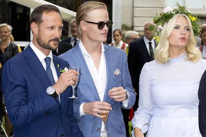 Auch das norwegische Königshaus wurde 2024 von einem heftigen Skandal erschüttert. Marius Borg Høiby, Sohn von Kronprinzessin Mette-Marit, wurde im August festgenommen. Grund war Gewalt gegenüber seiner Freundin, außerdem soll er Drogen konsumiert haben.