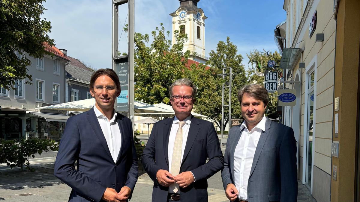 Landeshauptmann Drexler (m.) besuchte im Beisein von ÖVP-Bezirksparteiobmann Joachim Schnabel (l.) und Bezirksparteiobmann-Stellvertreter Gerald Holler (r.) den Bezirk Leibnitz