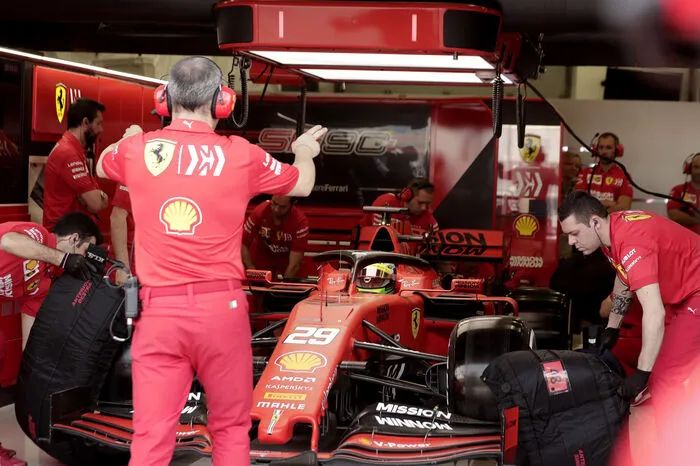 Nach seinem Debüt in der Nachwuchsklasse Formel 2 absolviert Mick Schumacher seinen allerersten Test in der Formel 1 gleich im Ferrari.