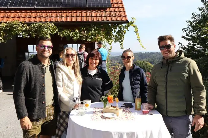 Auf Einladung der Erlebnisregion Graz und der Betriebe des Kelten- und Schmankerlweges konnten die zahlreichen Teilnehmer bei der „Stürmischen Wanderung“ rund um Ligist durch idyllische Weingärten spazieren und schöne Ausblicke, Honig, Kastanien, Sturm sowie regionale Schmankerl genießen.