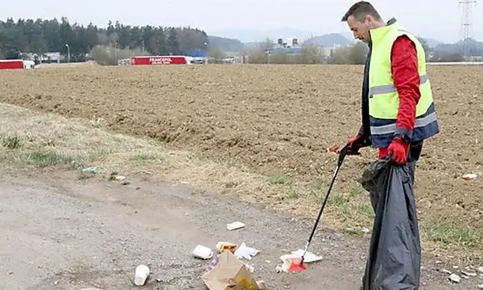 Stephan Krampl beim Aufklauben des weggeschmissenen Mülls im Industriepark