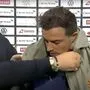 Ein Flitzer legte Xherdan Shaqiri eine UCK-Jacke um.