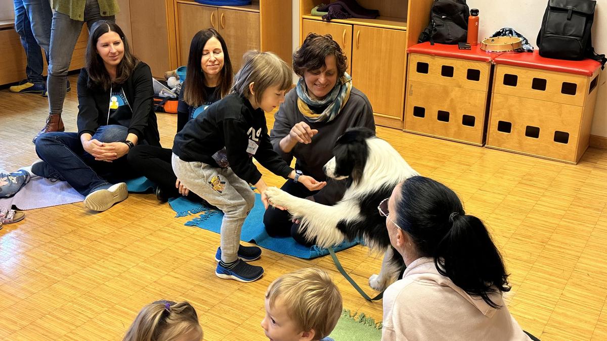 Die Kinder werden im Rahmen des Workshops für das Verhalten von Tieren sensibilisiert