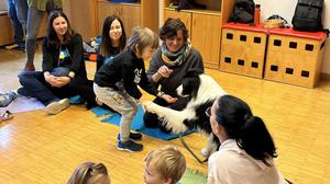 Die Kinder werden im Rahmen des Workshops für das Verhalten von Tieren sensibilisiert