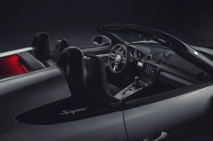 Die Sportwagengeschwister durchbrechen beide die 300-km/h-Schallmauer: Der Spyder ist 301 km/h schnell, der Cayman erreicht 304 km/h. Beide Modelle beschleunigen in 4,4 Sekunden aus dem Stand auf 100 km/h.