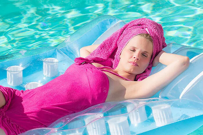 Relaxen für Körper &amp; Haare. Wenn die Saunazeit beginnt, hat Tanja Adam einen super Tipp für die Haare parat: einfach eine Maske ins Haar einmassieren und ab in die Kabine. Am besten die Haare mit einem Handtuch zu einem Turban binden, die Maske 10 Min. einwirken lassen – das erweckt das Haar darunter wieder zum Leben. Durch die Wärme öffnet sich die Schuppenschicht und das Haar kann die Pflegeprodukte viel besser aufnehmen.