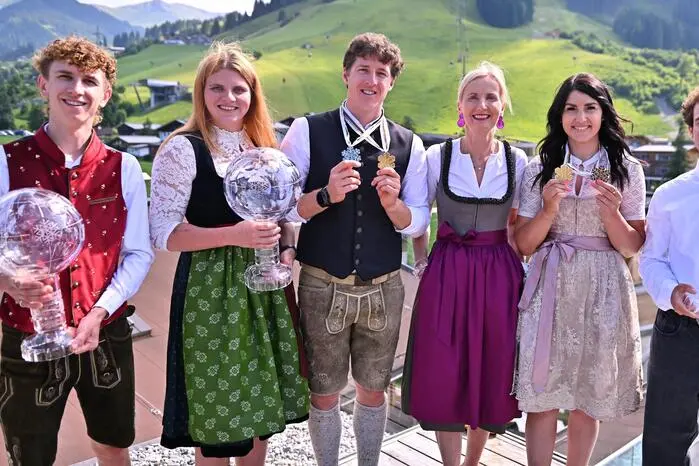 Von links: Skispringer Daniel Tschofenig, Para-Athletin Veronika Aigner, Ski-Speed-Spezialist Raphael Haaser, ÖSV-Präsidentin Roswitha Stadlober, Ski-Weltmeisterin Stephanie Venier und Ski-Freestyler Matej Svancer