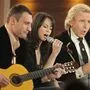 Boxer Vitali Klitschko begleitet seine Frau Natalia bei "Wetten, dass..?" auf der Gitarre neben Moderator Thomas Gottschalk