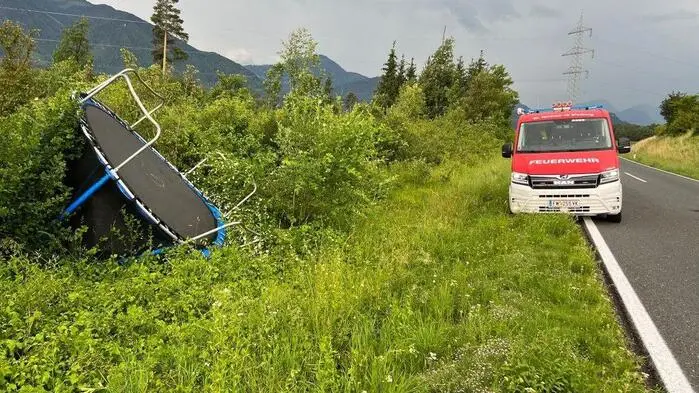 Ein Trampolin neben der Straße
