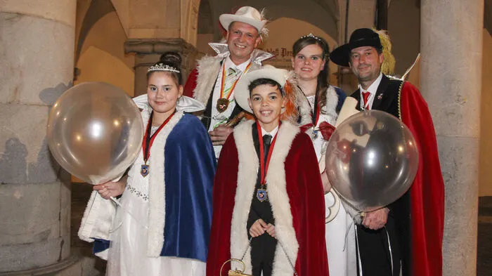 Wer ist das 50. Spittaler Prinzenpaar? Beim Prinzenball wurde das Geheimnis gelüftet: Martina Jury und Bernhard Tuma. Das Kinderprinzenpaar sind Lucienne Lugger und Lukas Unterguggenberger. Am Foto: Lucienne Lugger, Bernhard Tuma, Lukas Unterguggenberger, Martina Jury und Kanzler Peter Schober