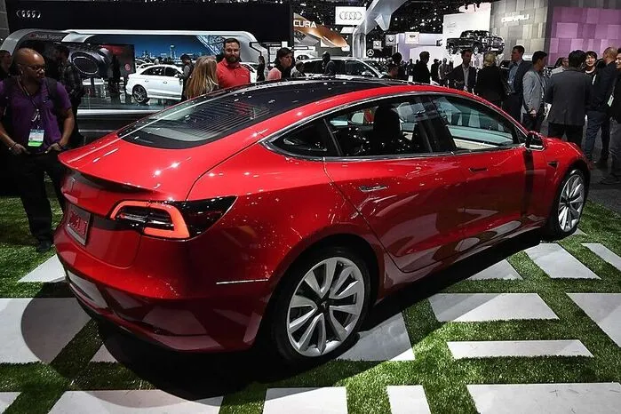 Das Tesla Model 3 war eins der begehrtesten Ausstellungsstücke auf der Automesse in Los Angeles