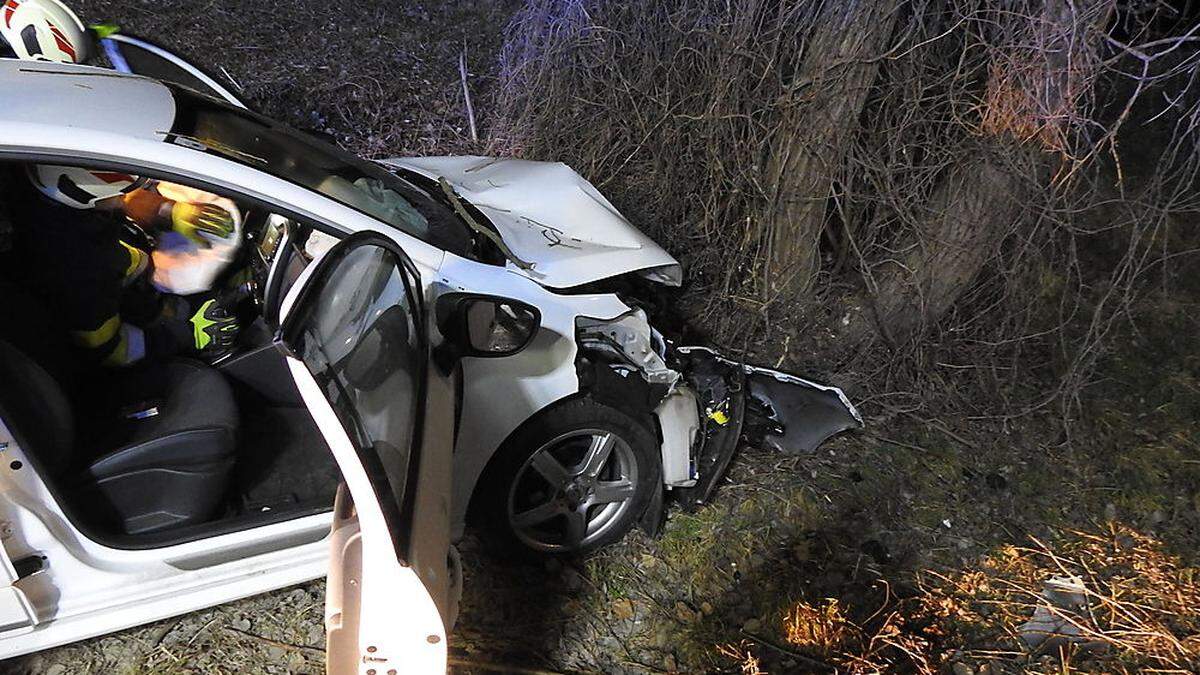 In der Ruhmannstraße prallte ein Lenker mit seinem Wagen gegen einen Baum