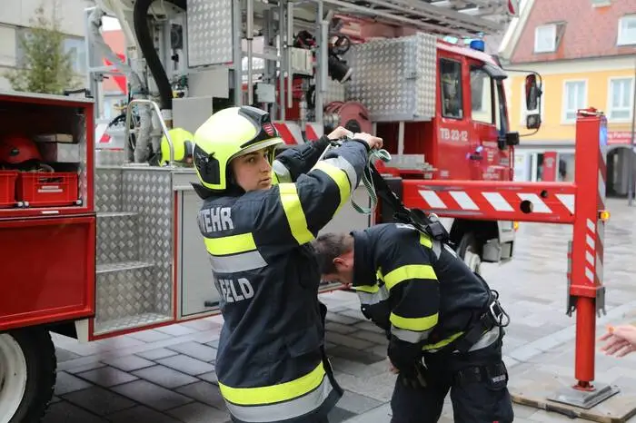 Ein Lichtschacht, der mit einer Plane nur provisorisch abgedeckt war, hatte sich mit Wasser gefüllt. Durch das Gewicht des Wassers war ein Teil der Plexiglasabdeckung samt Plane gebrochen und das angesammelte Wasser über vier Stockwerte bis ins Erdgeschoß eingedrungen.