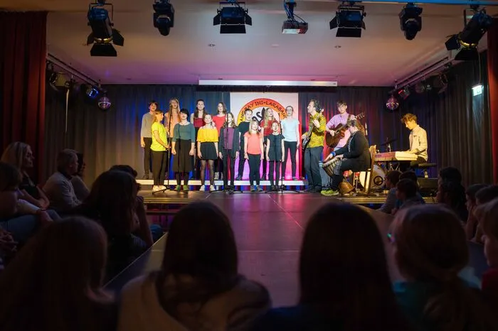 ... kräftig musiziert und gesungen ...