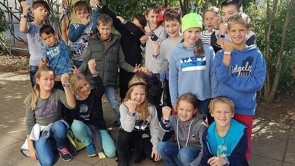 Die „Kängurus“ der 4c-Klasse der Volksschule Gleisdorf haben sichtlich Spaß am Schrittezählen