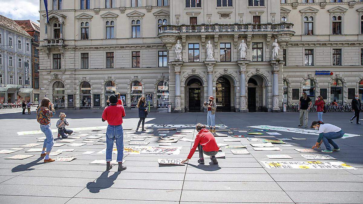 Die Schilder demonstrieten am 1. Mai am Grazer Hauptplatz ohne Menschen